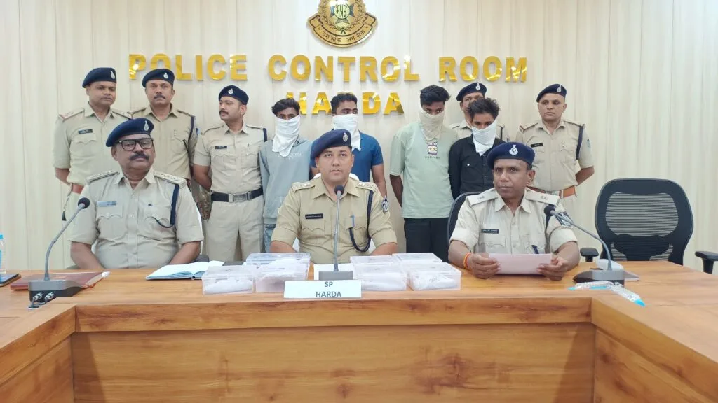 पुलिस की बड़ी कार्रवाई : पाँच नग देशी पिस्टल, एक देशी कट्टा तथा दो नग जिंदा कारतूस के साथ हरदा जिले में चार आरोपी गिरफ्तार