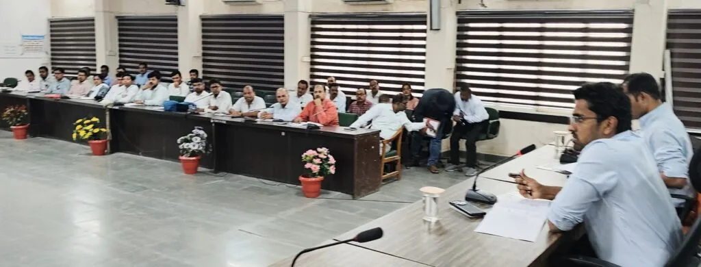 कर्मचारियों के सभी लंबित भुगतान, क्रमोन्नति, पदोन्नति समय पर सुनिश्चित हों : कलेक्टर सिद्धार्थ जैन