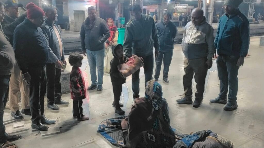 कलेक्टर सिद्धार्थ जैन की मानवीय पहल : बेसहारा, गरीबों को शीतलहर से बचाव हेतु भेंट किए कंबल किया देर रात्रि में रैन बसेरा, रेल्वे व बस स्टेशन का निरीक्षण किया 12 कलेक्टर सिद्धार्थ जैन की मानवीय पहल : बेसहारा, गरीबों को शीतलहर से बचाव हेतु भेंट किए कंबल किया देर रात्रि में रैन बसेरा, रेल्वे व बस स्टेशन का निरीक्षण किया
