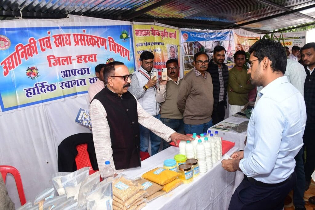 हरदा में जैविक, प्राकृतिक उत्पाद हाट बाजार हुआ शुभारम्भ, कलेक्टर ने खरीदे जैविक उत्पाद