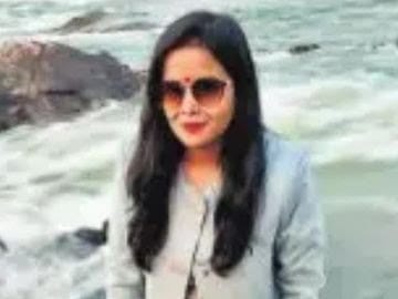 शादी की सालगिरह पर दर्दनाक हादसा : सेल्फी बनी मौत की वजह, पति और बेटी के सामने नर्मदा में डूबी महिला 1 IMG 20251216 WA0288