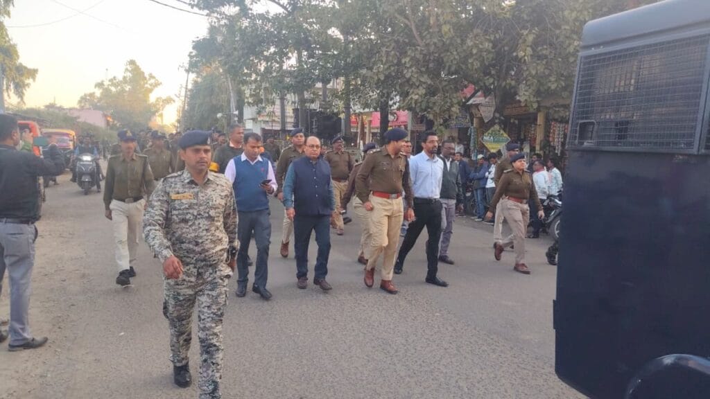 करणी सेना के जनक्रांति आंदोलन को लेकर हरदा पुलिस की बहुस्तरीय सुरक्षा व्यवस्था एवं फ्लैग मार्च नगर में निकला 