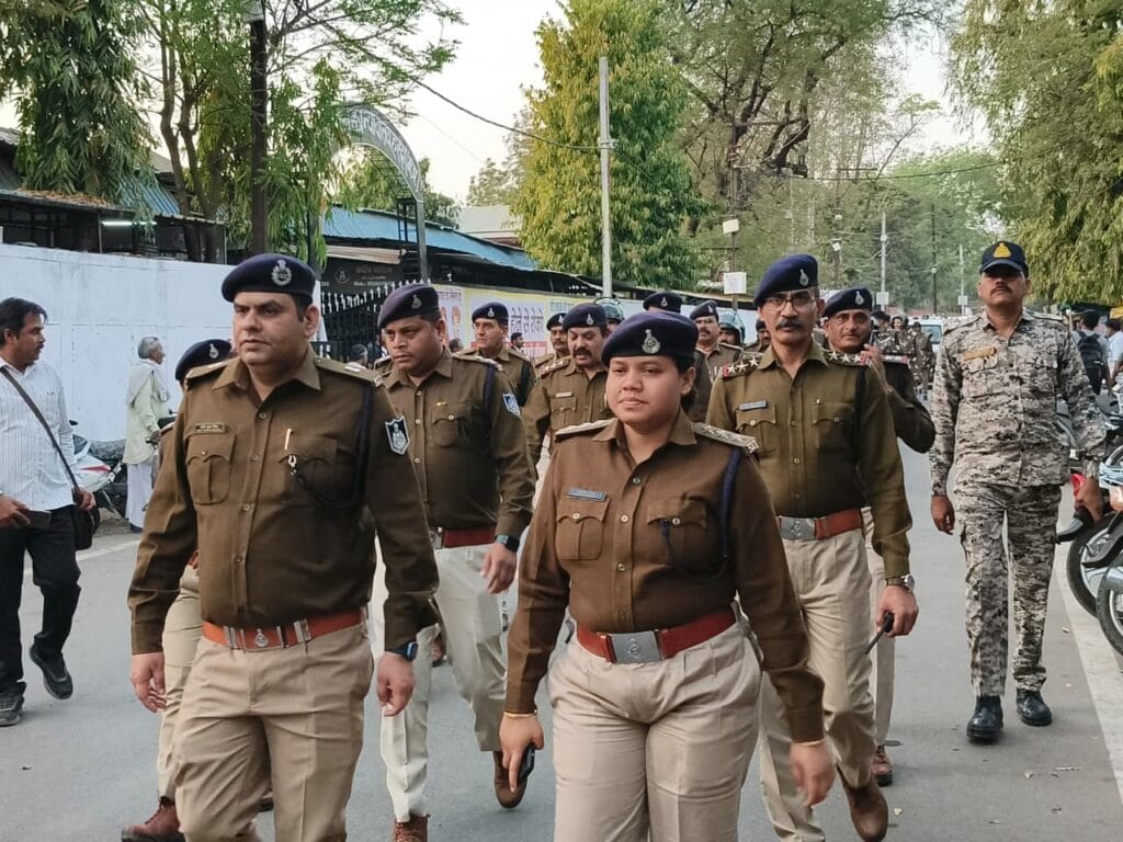 आगामी त्योहारों के मद्देनजर हरदा पुलिस का फ्लैग मार्च, शांति एवं सौहार्द बनाए रखने की अपील 1 IMG 20260228 WA0356