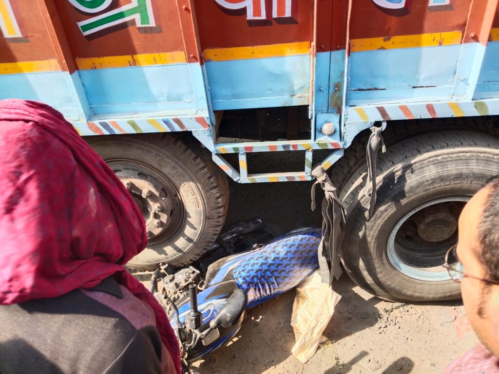 जाको राखे साइयां मार सके ना कोई बाल ना बांका हो सके जो जग बैरी होय : 12 चक्का वाहन के नीचे आये पिता पुत्र बचे, मोटरसाइकिल हुई चकनाचूर 