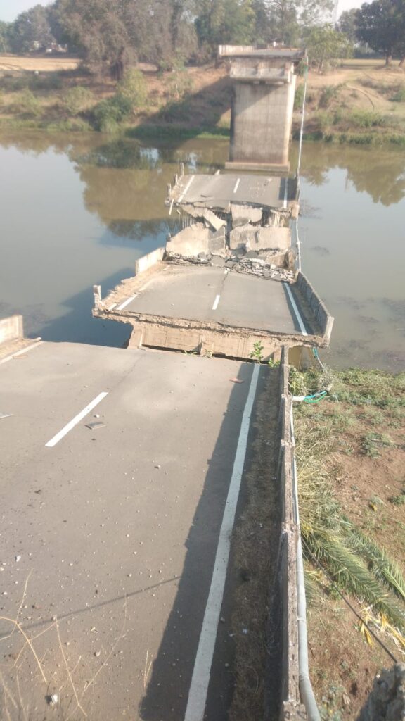 बड़ी खबर: रातों-रात ढहा माचक नदी का पुल, टली बड़ी त्रासदी 1 IMG 20260323 WA0105