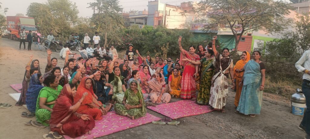 टिमरनी में रेलवे ओवर ब्रिज निर्माण बना परेशानी का कारण, रहवासियों ने किया चक्का जाम 1 IMG 20260325 WA0313