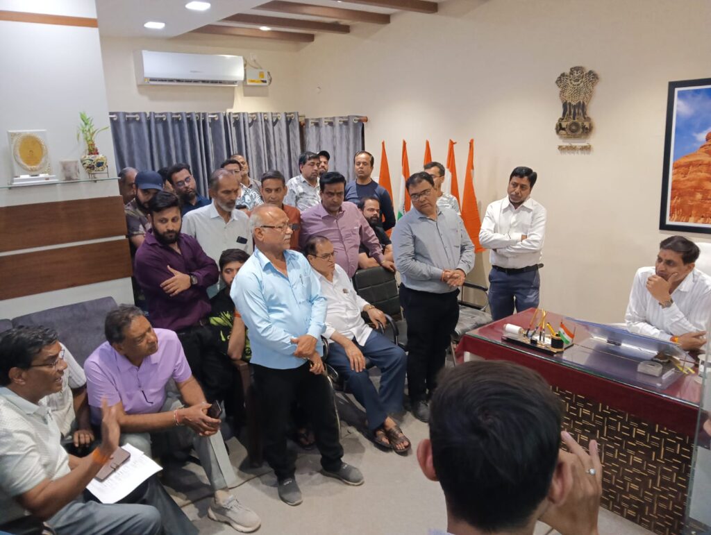 किराया वृद्धि के खिलाफ व्यापारियों ने सौंपा ज्ञापन, नपा अध्यक्ष ने दिए आश्वासन 1 IMG 20260325 WA0360