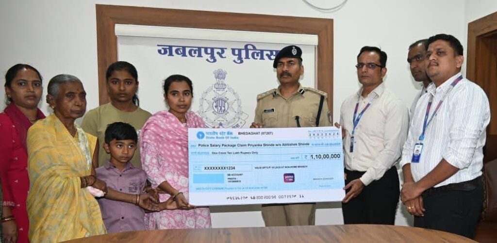 ड्यूटी के दौरान शहीद हुए प्रधान आरक्षक अभिषेक शिंदे के परिजनों को 1.10 करोड़ का आर्थिक सहयोग 1 IMG 20260326 WA0320