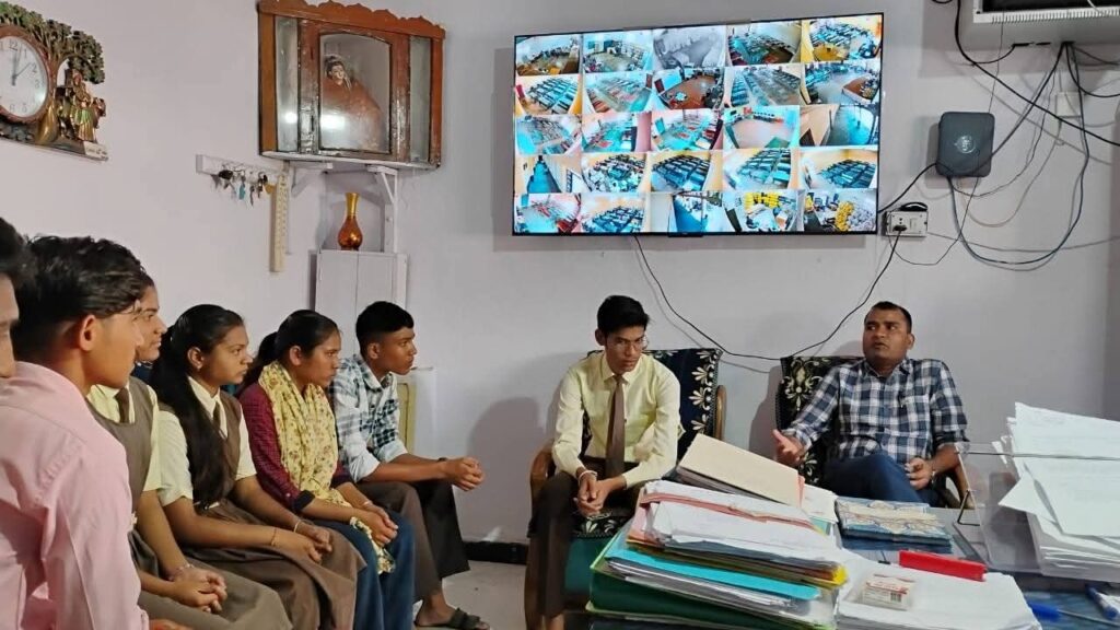 ‘भविष्य से भेंट’ कार्यक्रम में अधिकारियों ने बच्चों को सिखाए सफलता के सूत्र 1 FB IMG 1775392631469