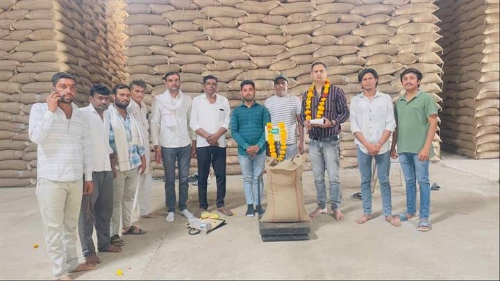 किसानों से समर्थन मूल्य पर गेहूं खरीदी हुई प्रारंभ, किसानों का पुष्पमाला पहनाकर किया गया स्वागत 11 किसानों से समर्थन मूल्य पर गेहूं खरीदी हुई प्रारंभ, किसानों का पुष्पमाला पहनाकर किया गया स्वागत